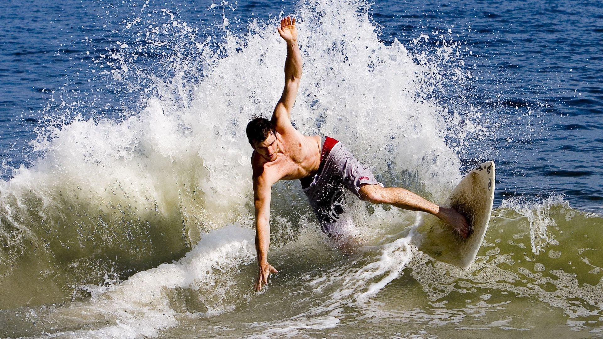 报道美国游泳选手在奥运会上取得第八枚金牌的历史性成就,彰显其卓越表现。